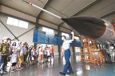 青少年走进笕桥空军驻地,参观中央航空学校旧址和人民空军现役战机