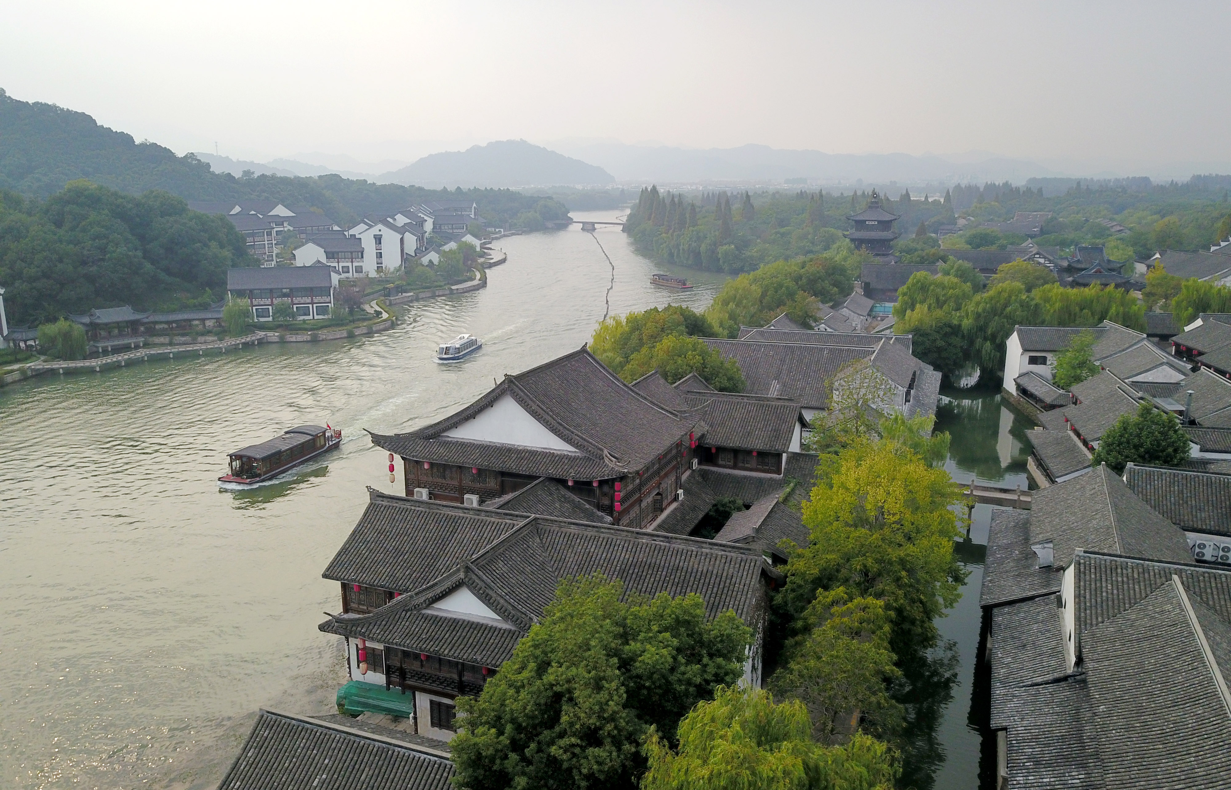 鉴湖边的鲁镇景区,湖上游船来来往往.jpg