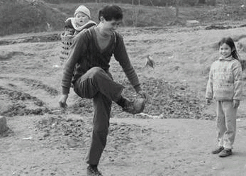 滚铁环,跳房子,踢毽子.