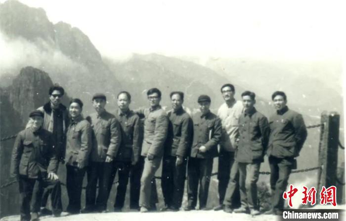 卓鹤君(右三)在黄山采风时留影纪念。